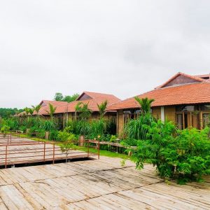 Bungalow gỗ cạnh hồ